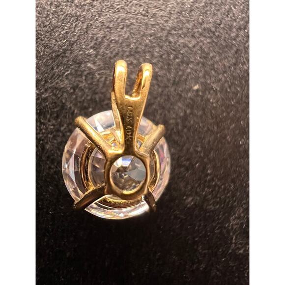 10k gold LUX 8.3mm cubic zirconia pendant - Picture 3 of 9